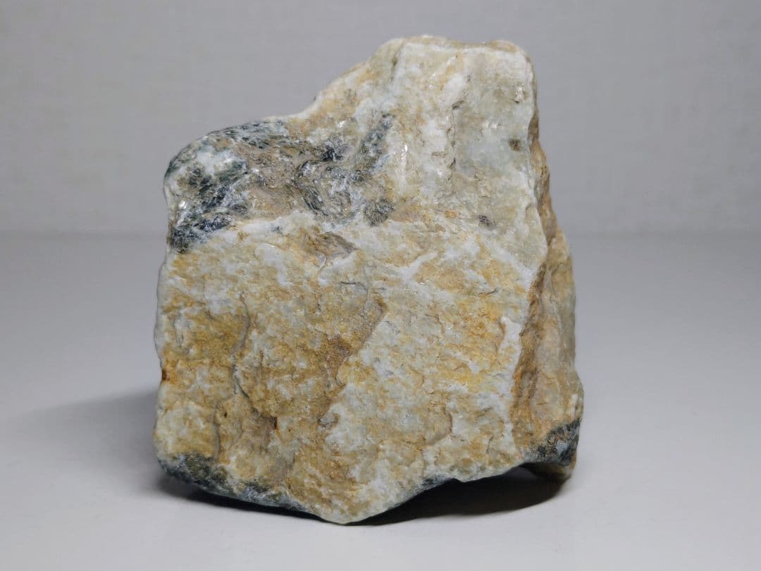 淡ラベ緑 574g 翡翠 ヒスイ 原石 鑑賞石 自然石 誕生石 鉱物 鉱石 水石