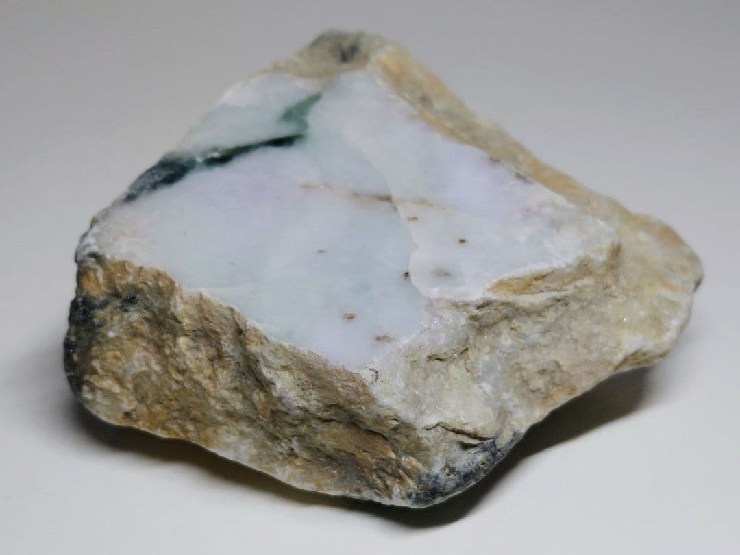 淡ラベ緑 574g 翡翠 ヒスイ 原石 鑑賞石 自然石 誕生石 鉱物 鉱石 水石