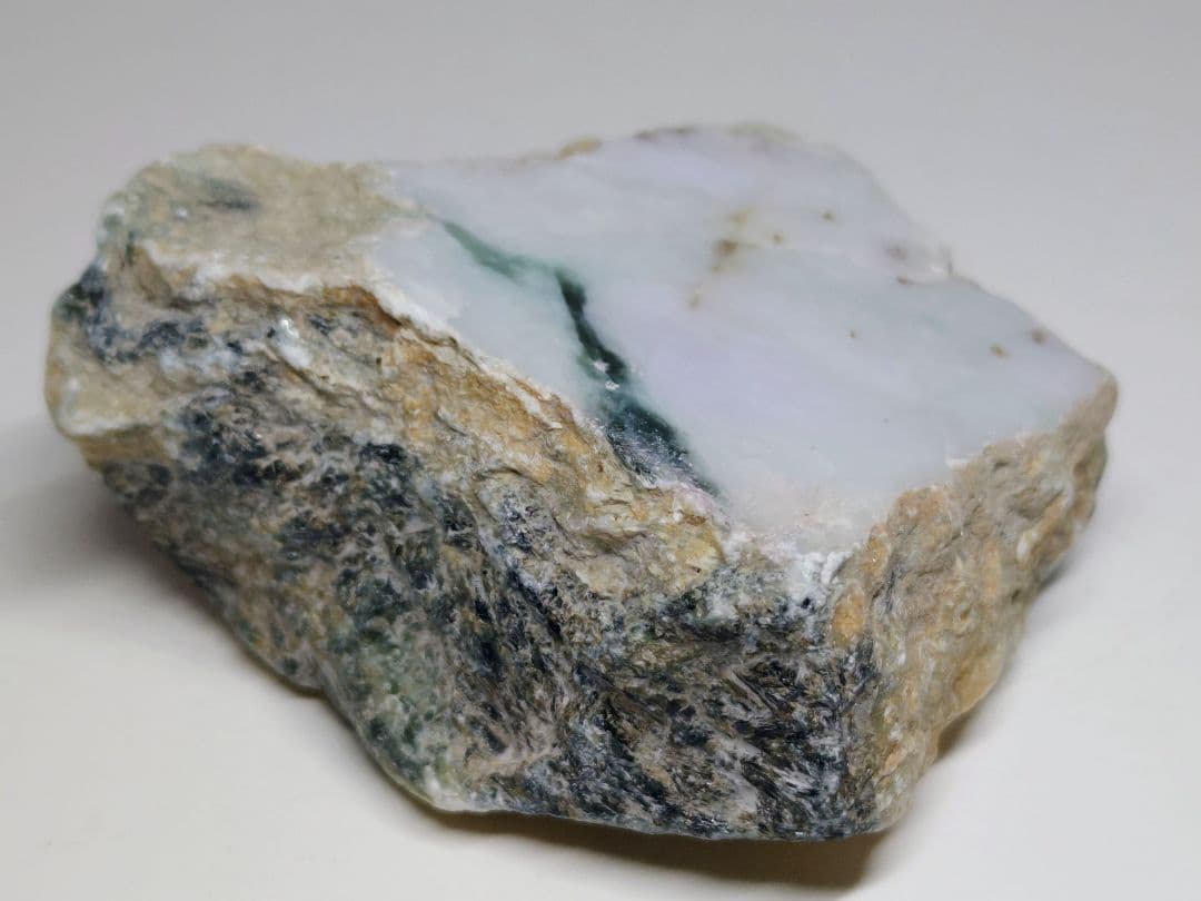 淡ラベ緑 574g 翡翠 ヒスイ 原石 鑑賞石 自然石 誕生石 鉱物 鉱石 水石