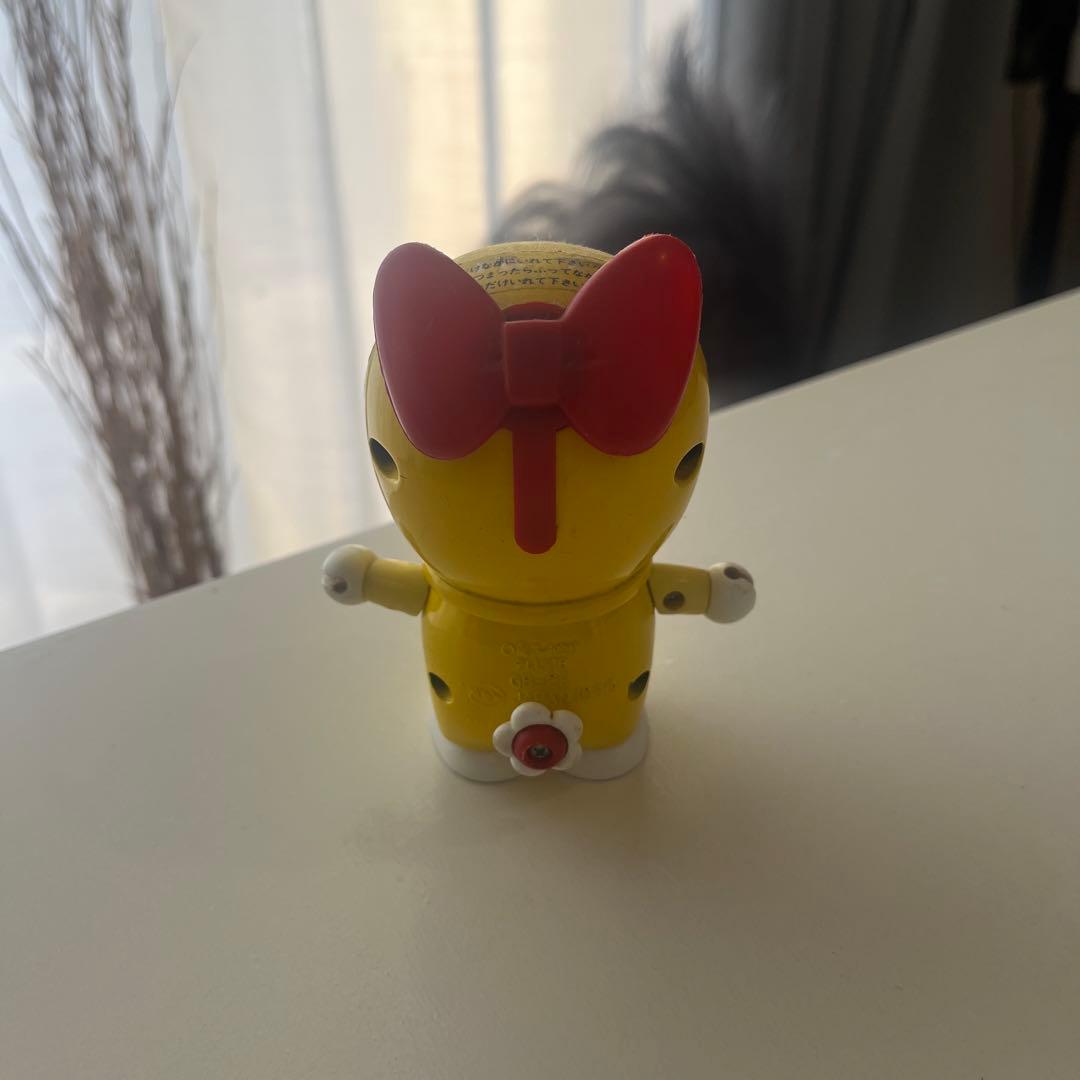 黄色のキャラクター人形 赤いリボン付き