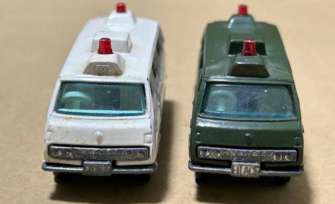 トミカ トヨタ ハイエースコミューター 2台セット②