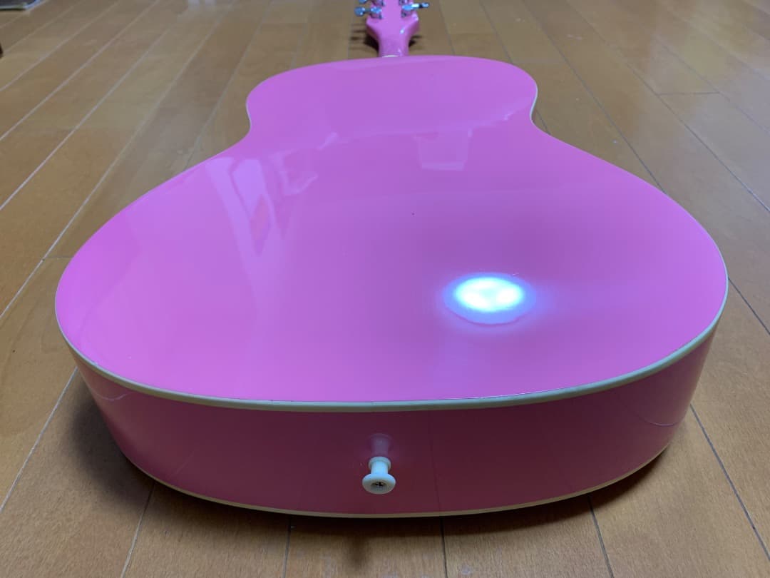 デイジー・ロックのアコースティックギター『デビュタント』ピンク色