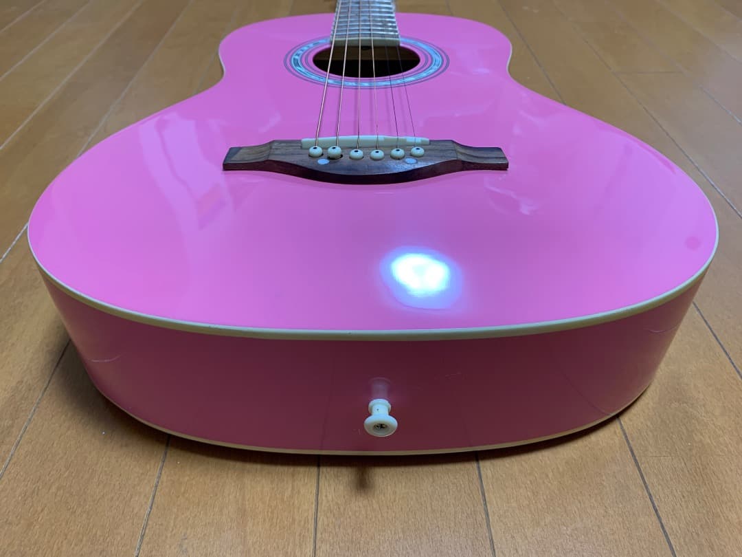デイジー・ロックのアコースティックギター『デビュタント』ピンク色