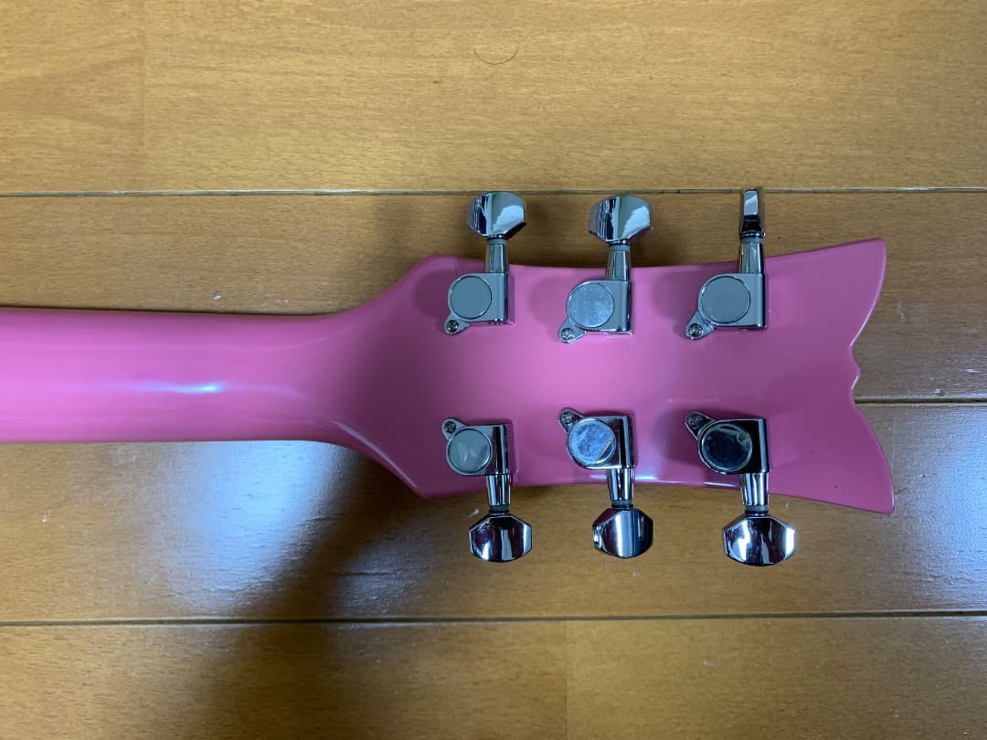 デイジー・ロックのアコースティックギター『デビュタント』ピンク色