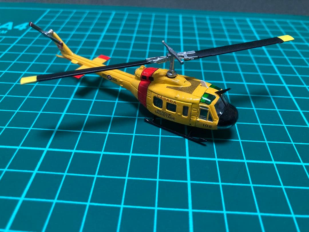 エフトイズ へリボーンコレクション 1/144 改造 ベル UH-1 カナダ空軍