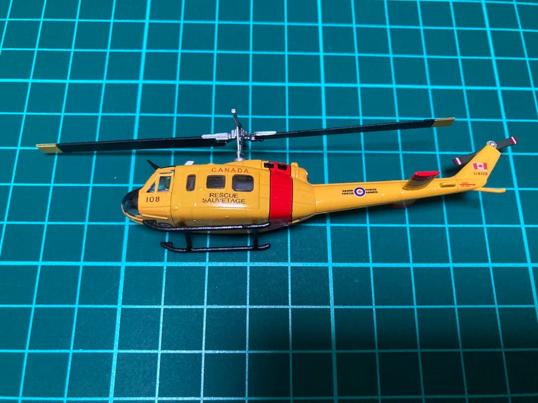 エフトイズ へリボーンコレクション 1/144 改造 ベル UH-1 カナダ空軍