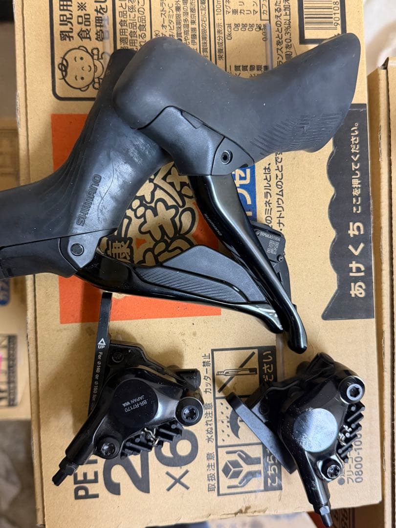 Shimano 105 シフター・レバーとブレーキキャリパー di2