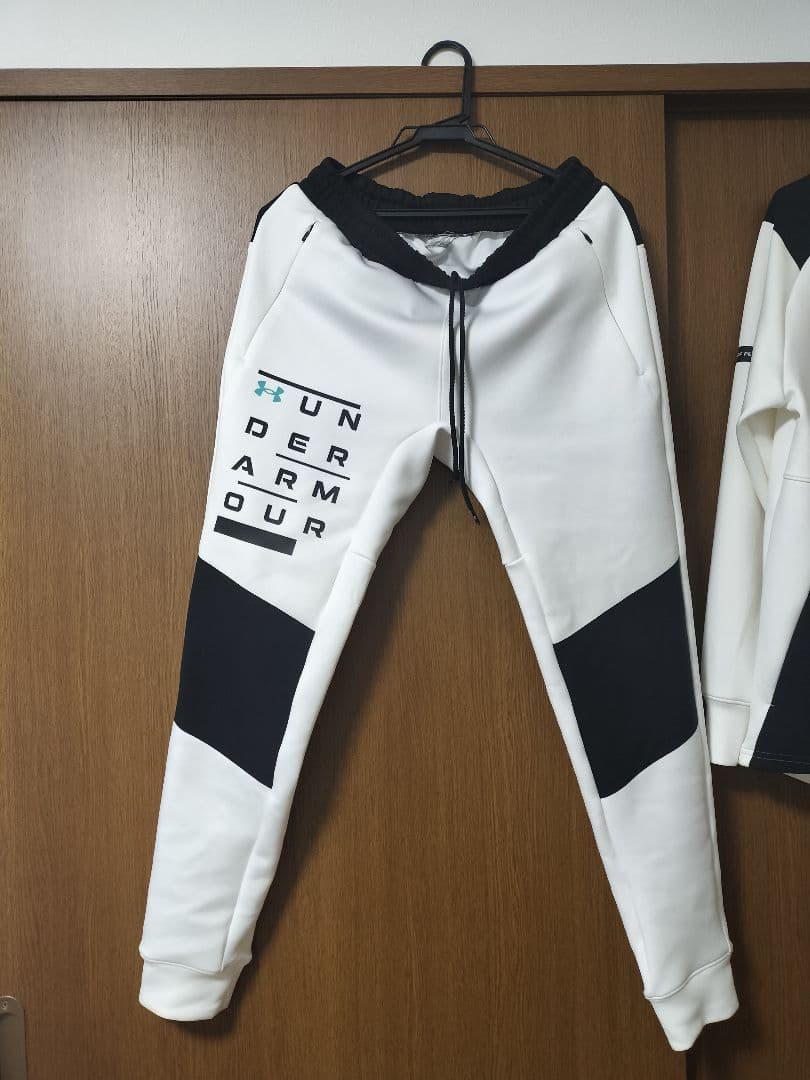 UNDER ARMOURのUAハイブリッド ニットジャケット上下　新庄監督モデル