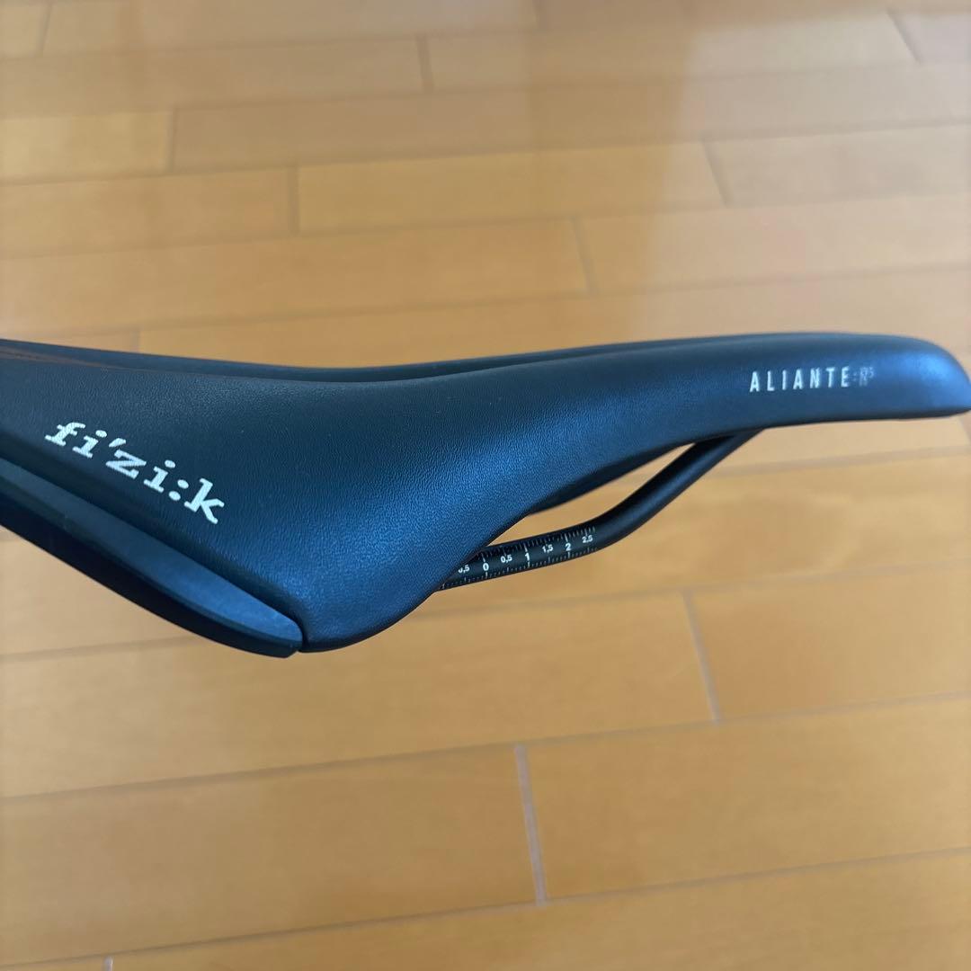 fizik Aero サドル 黒　ALIANTE.R5
