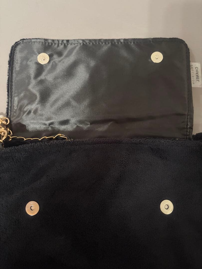CHANEL 黒スエードバッグ パールストラップ付き