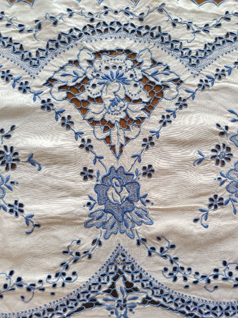 青い花柄刺繍 レース付き　ハンドメイドテーブルクロス　ビンテージ