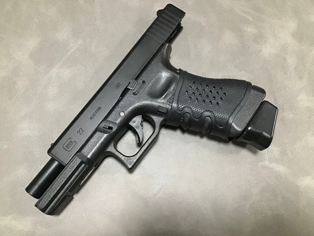 東京マルイ GLOCK 22 ガスガン マガジン2本とラバーグリップ付