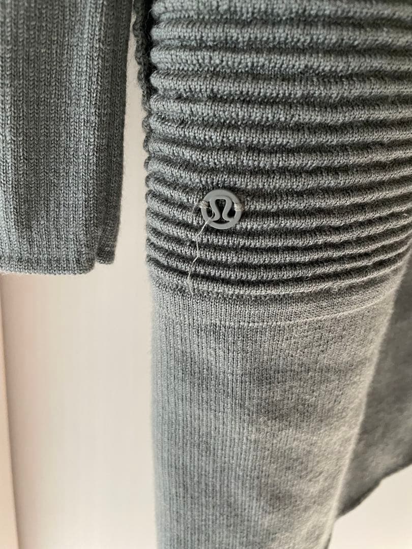 Lululemon カーディガン