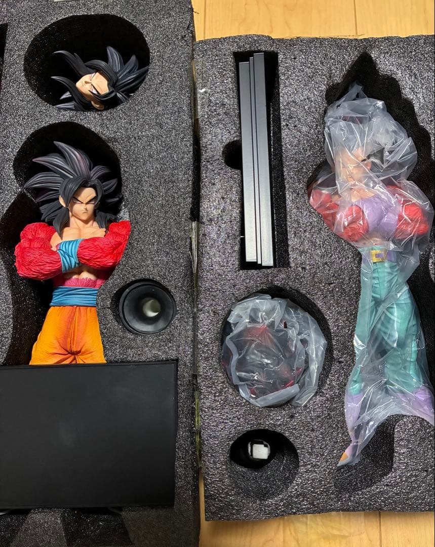ドラゴンボール　スーパーサイヤ人4 孫悟空＆ベジータ　2体セット　新品未使用品。