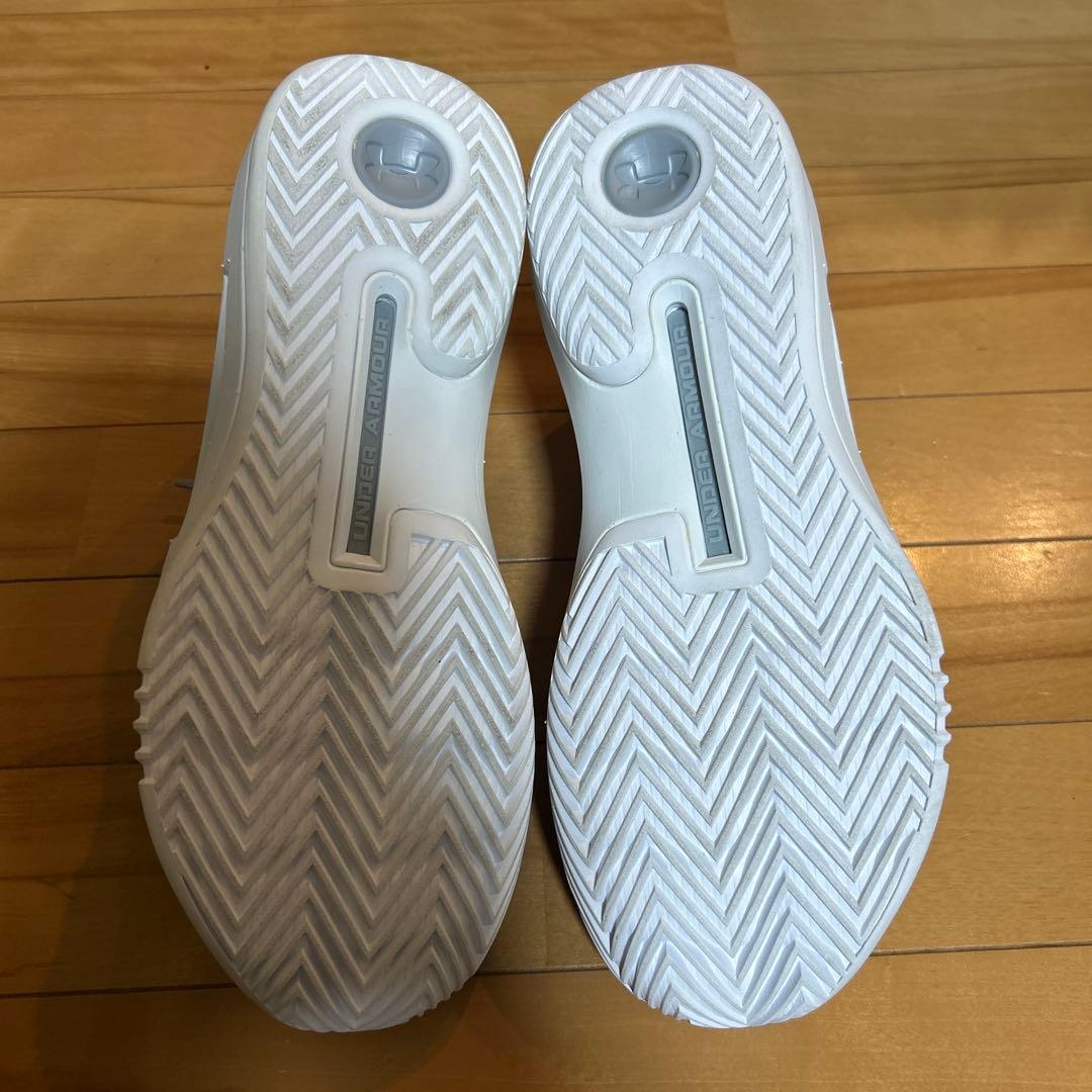 UNDER ARMOUR バスケットボールシューズ ホワイト　ヒートシーカー