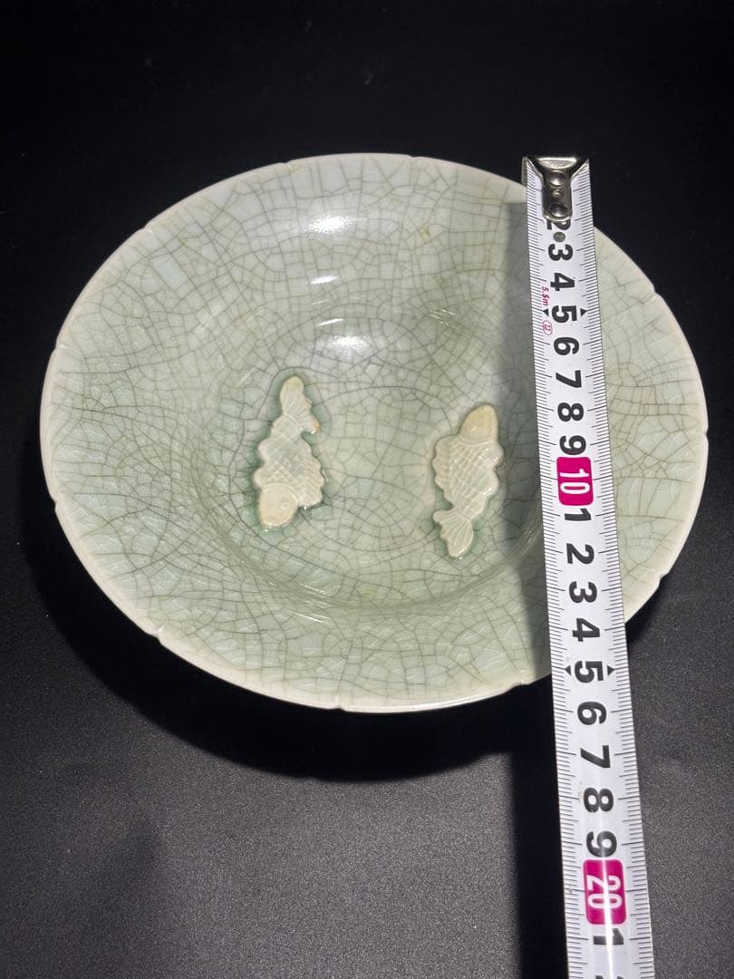 中国　淡い緑色の魚の装飾皿