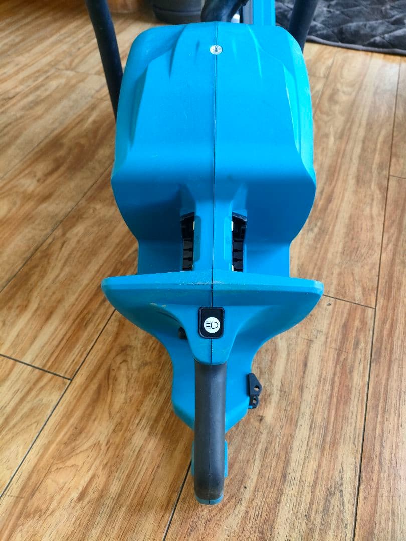 美品　マキタ　makita　コードレスパワーカッター CE002GZ
