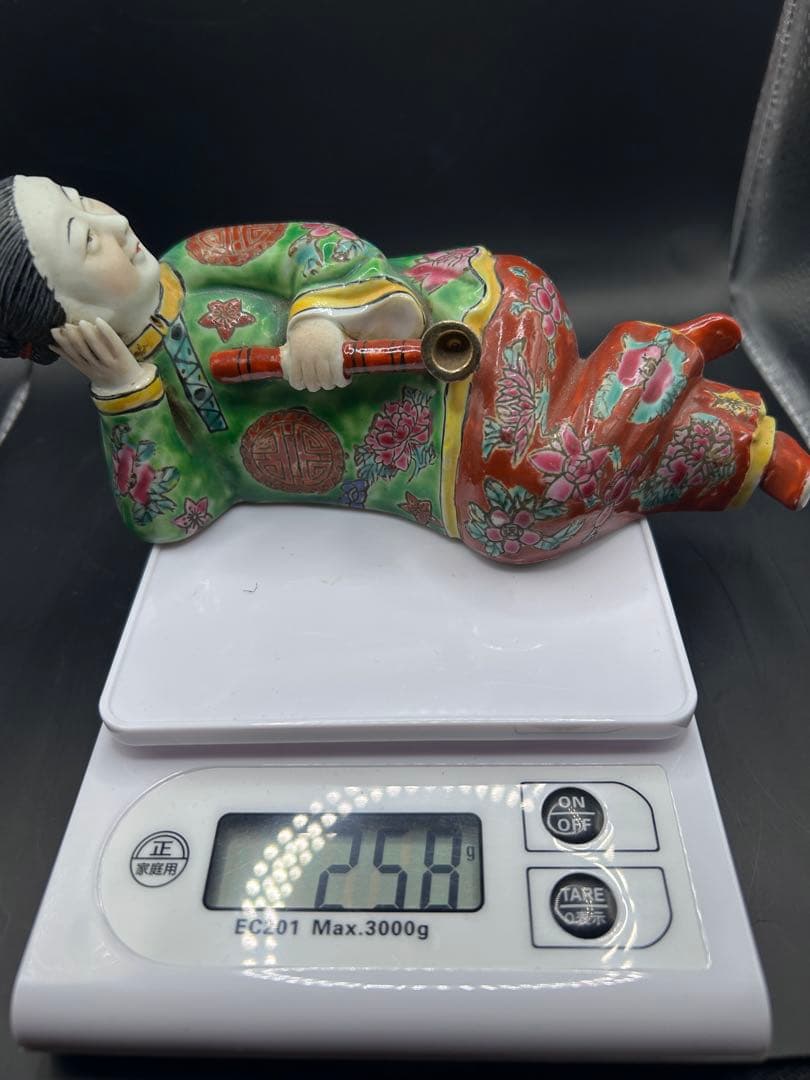 中国美術 陶器 枕人形 横たわる唐子 像 煙管 阿片枕スタイル 粉彩