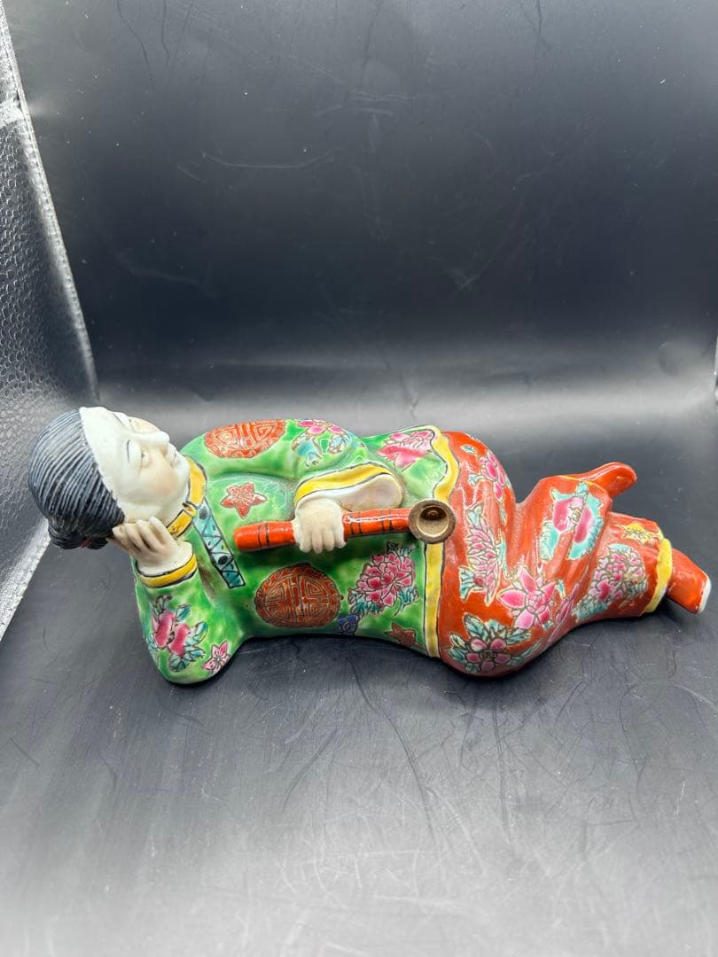 中国美術 陶器 枕人形 横たわる唐子 像 煙管 阿片枕スタイル 粉彩