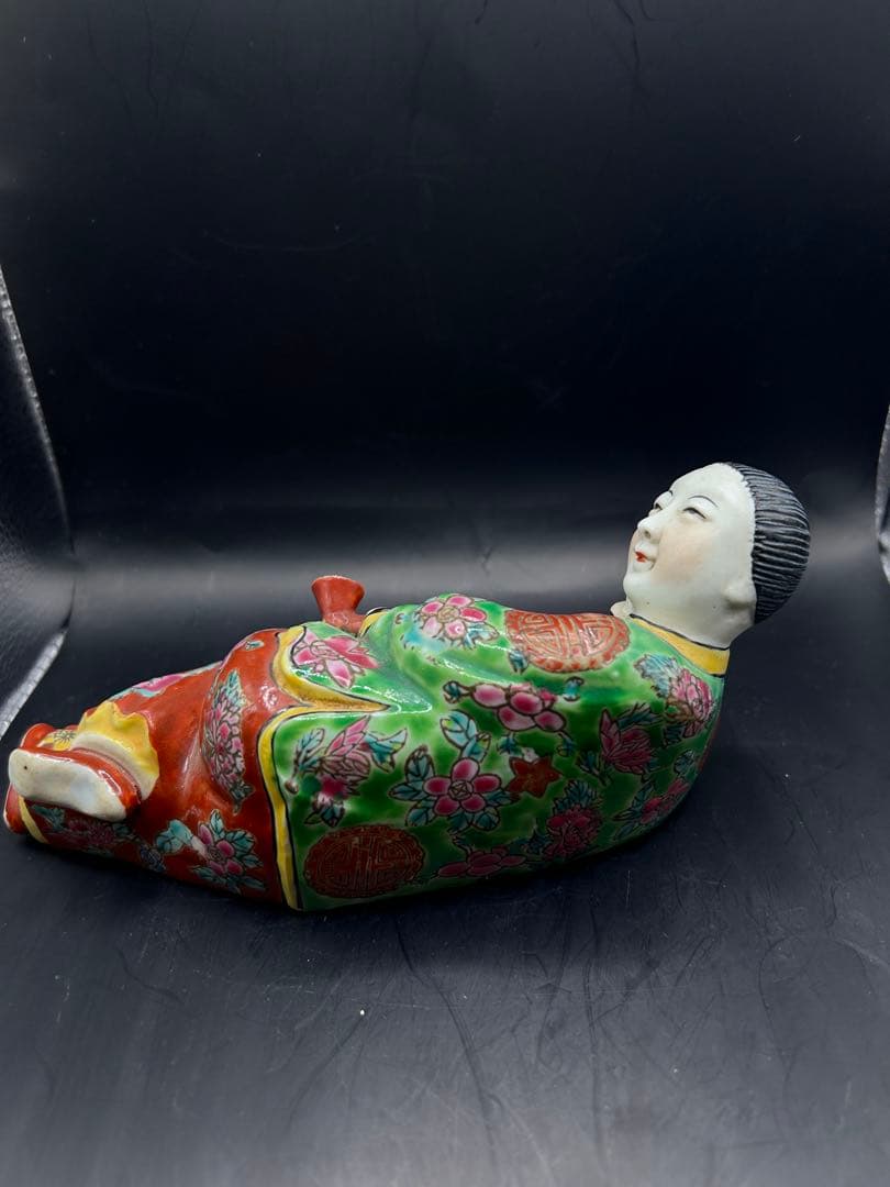 中国美術 陶器 枕人形 横たわる唐子 像 煙管 阿片枕スタイル 粉彩