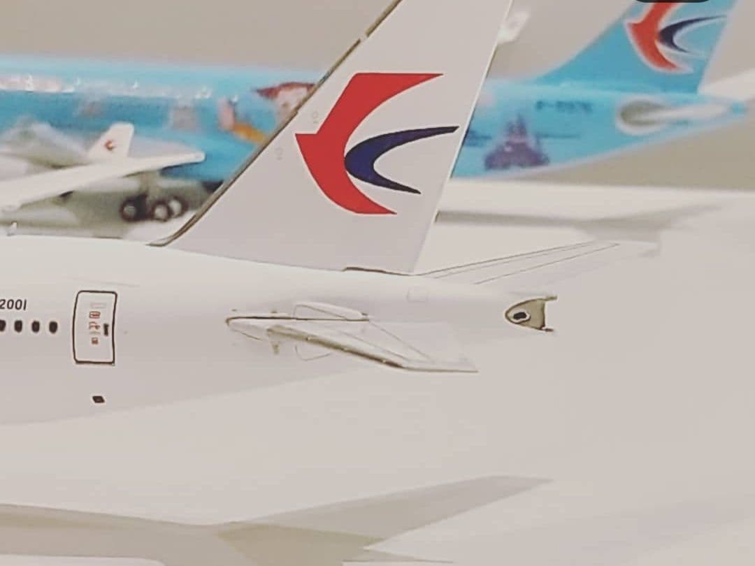 中国東方航空 Boeing 777-300 1/400