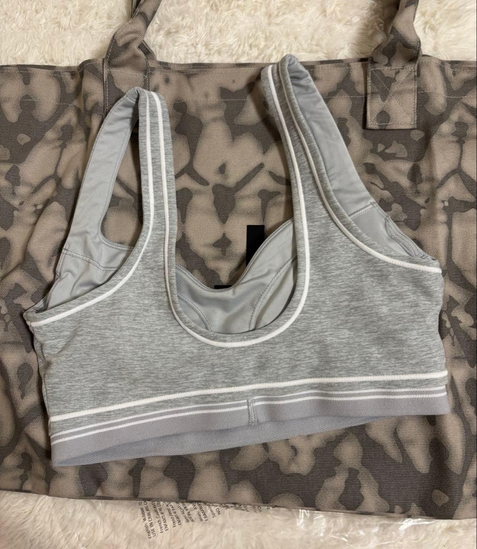 新品/Alo yoga ブラ グレー Airbrush Heart Throb