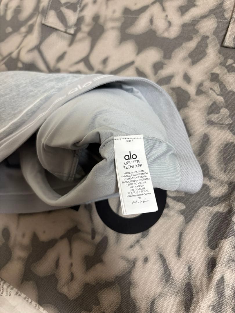新品/Alo yoga ブラ グレー Airbrush Heart Throb