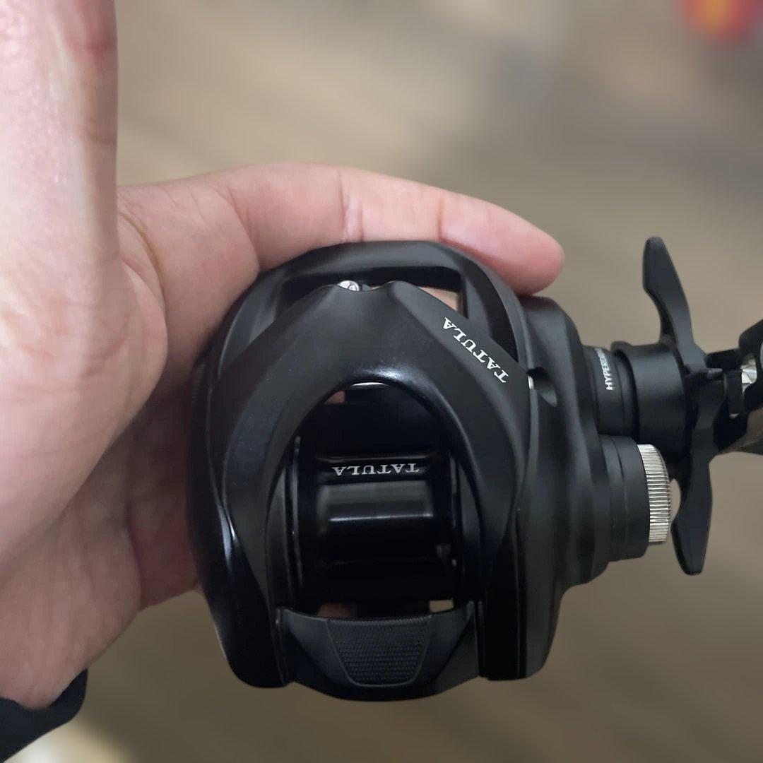 DAIWA 24TATULA TW 100H ベイトリールルアーとメジャー