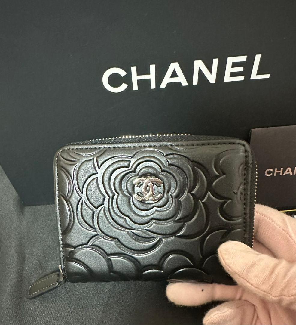CHANEL ノベルティカメリア柄ミニ財布ケースブラック