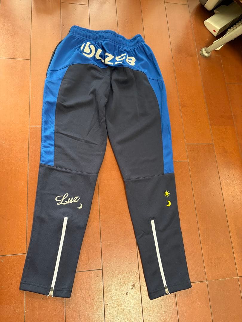 ★新品　LUZ e SOMBRA トレーニングウェア 黒と青　140