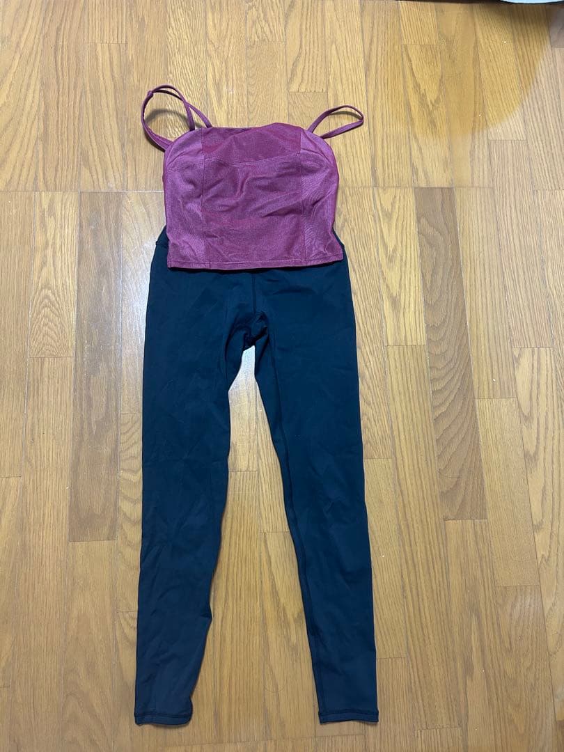 SURALA バーガンディ タンクトップ ブラックボトムス