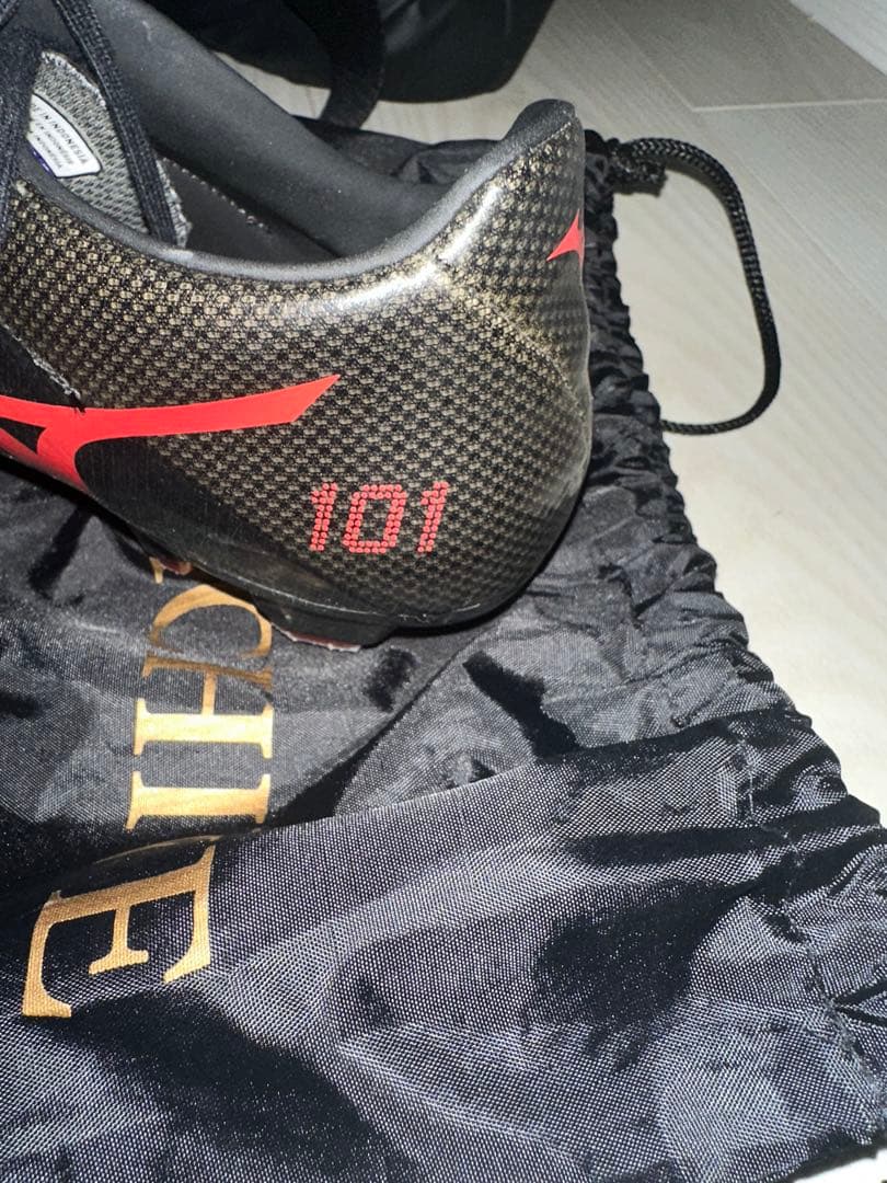 Mizuno バサラ　サッカーシューズ 101 レッド/ブラック