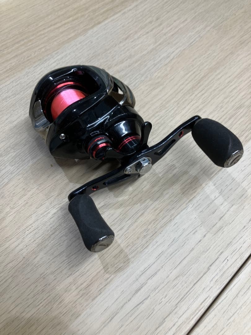 KASTKING ベイトリール 黒と赤