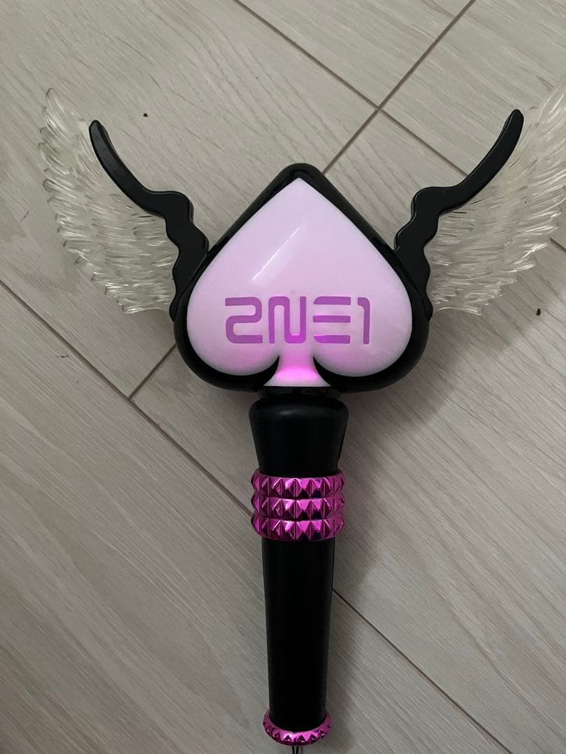 2NE1 ペンライト 翼付きハート型
