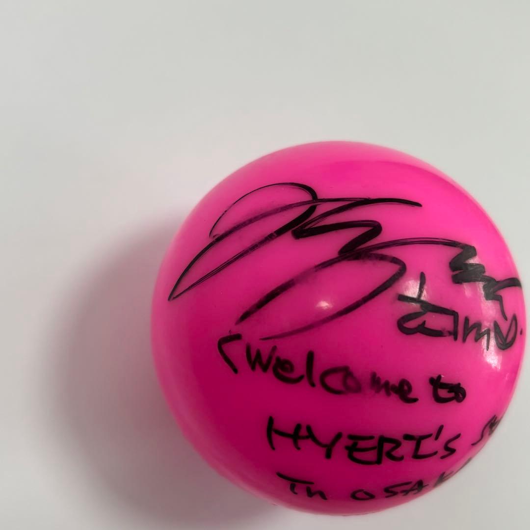 ヘリ HYERI 直筆サインボール