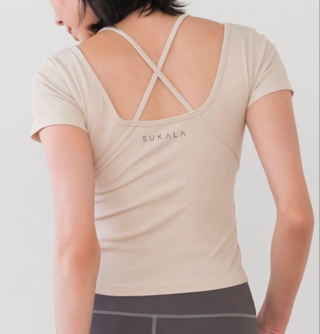 MサイズSUKALAカップ付きオープンネックニットTee