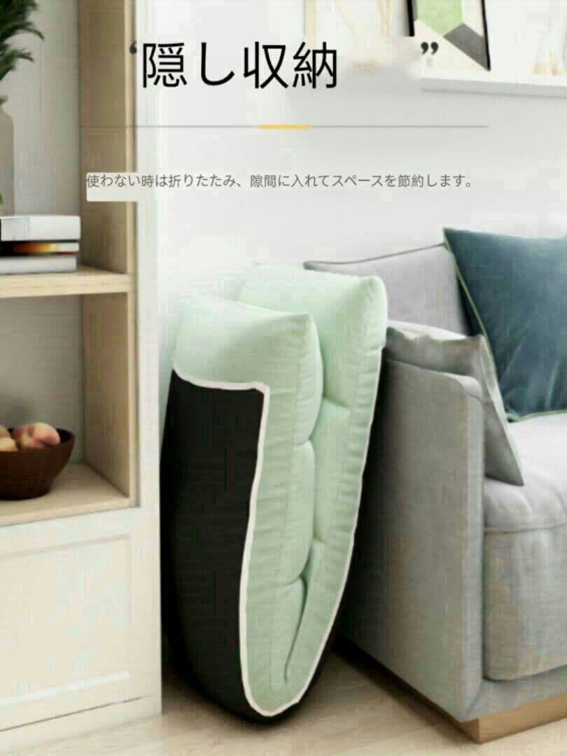 ソファー畳ベッドの上に背もたれを折り畳む椅子