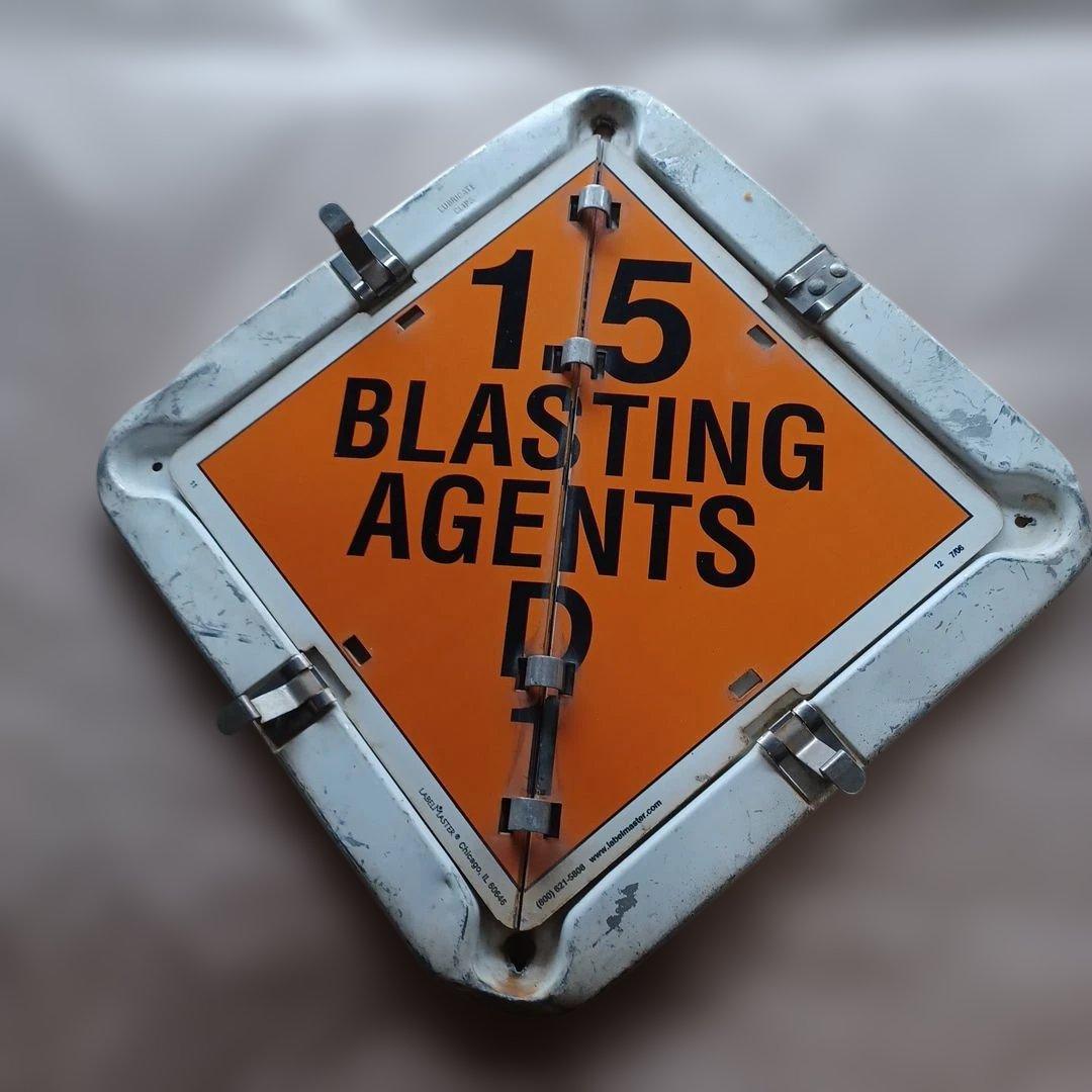 BLASTING AGENTS 警告表示看板