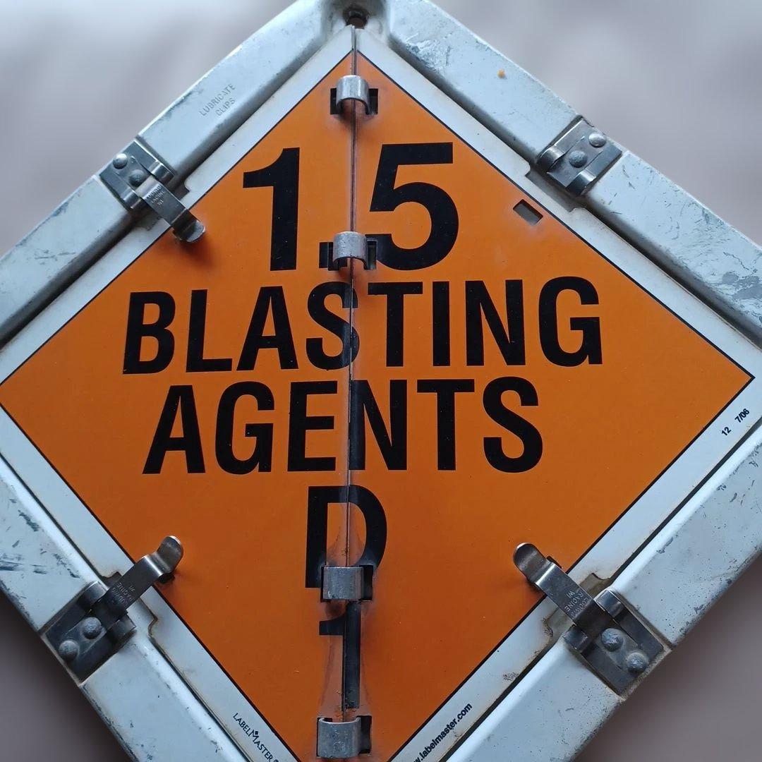 BLASTING AGENTS 警告表示看板
