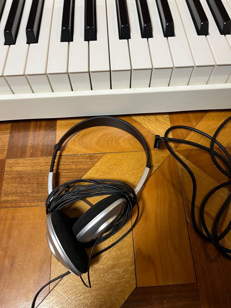 KORG 電子ピアノ B1 ホワイト 88鍵盤 ヘッドホン ペダルつき