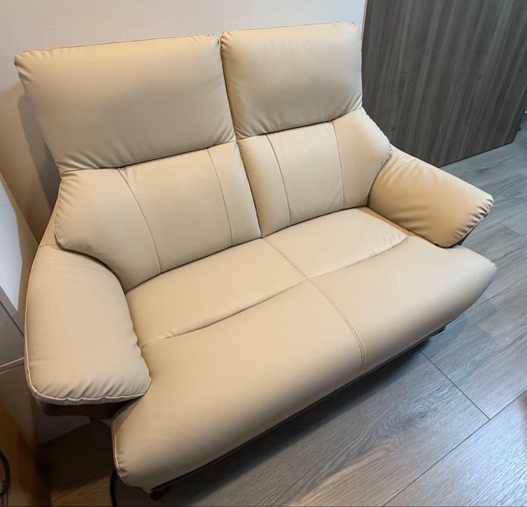 【超美品・送料込】合成皮革 2人掛けソファ(ベージュ)