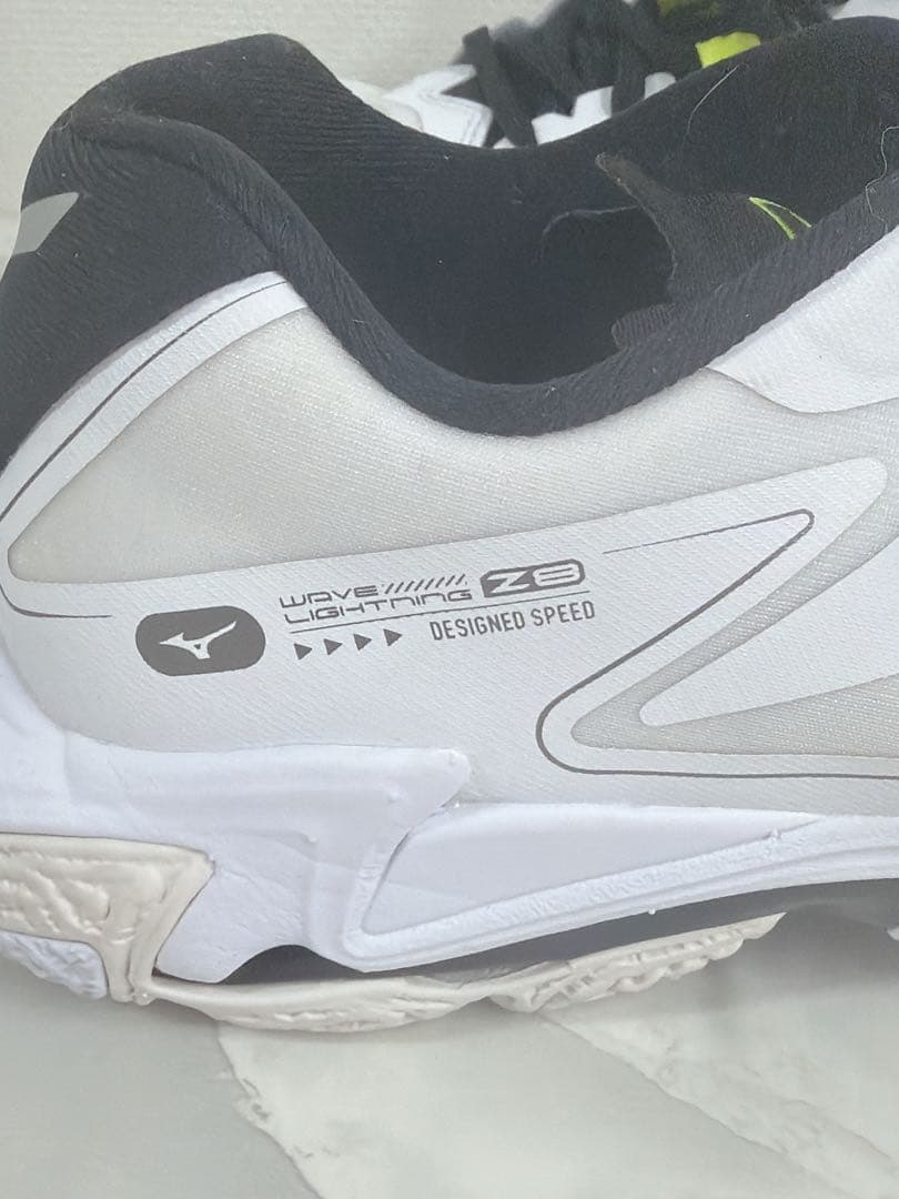 Mizuno バレーボールシューズ　ウエーブライトニング Z8 25.5