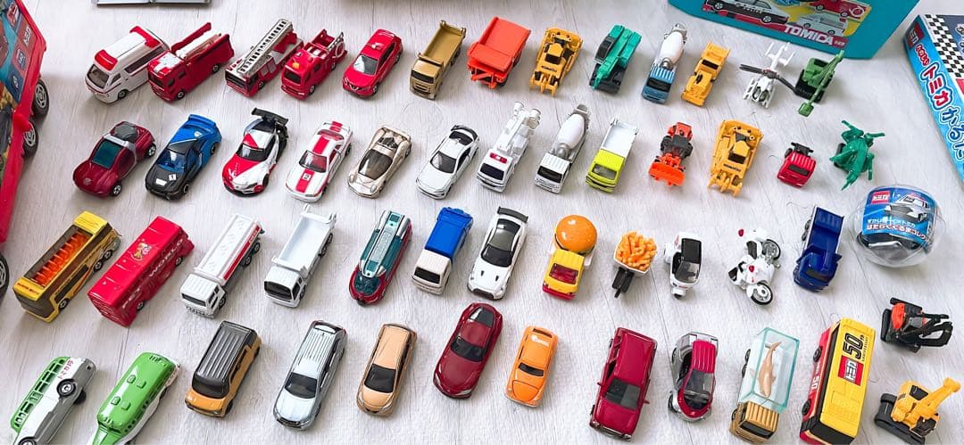 まとめ売り　トミカミニカー50台とレールセット　おまけ付き　収納BOX かるた