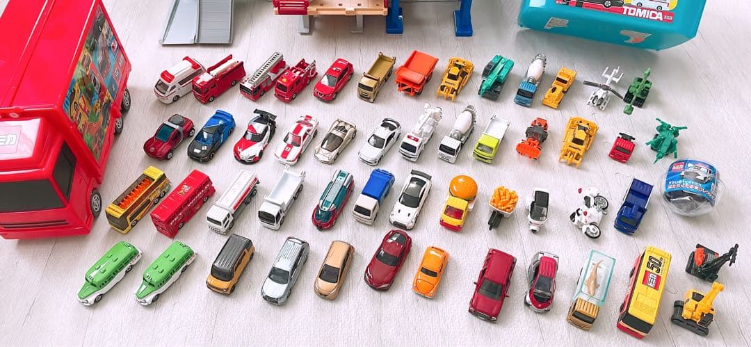 まとめ売り　トミカミニカー50台とレールセット　おまけ付き　収納BOX かるた
