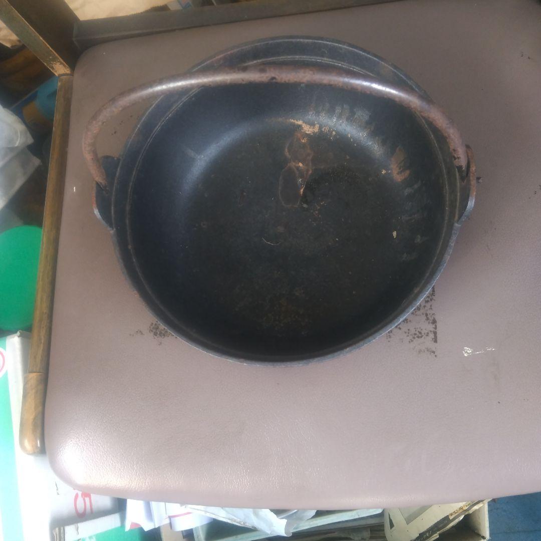 黒い金属製鍋 シングルハンドル