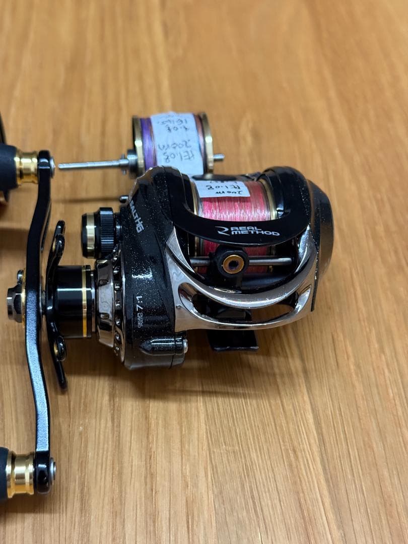 美品REAL METHOD ギガソルト HGベイトリール右巻き替スプール付