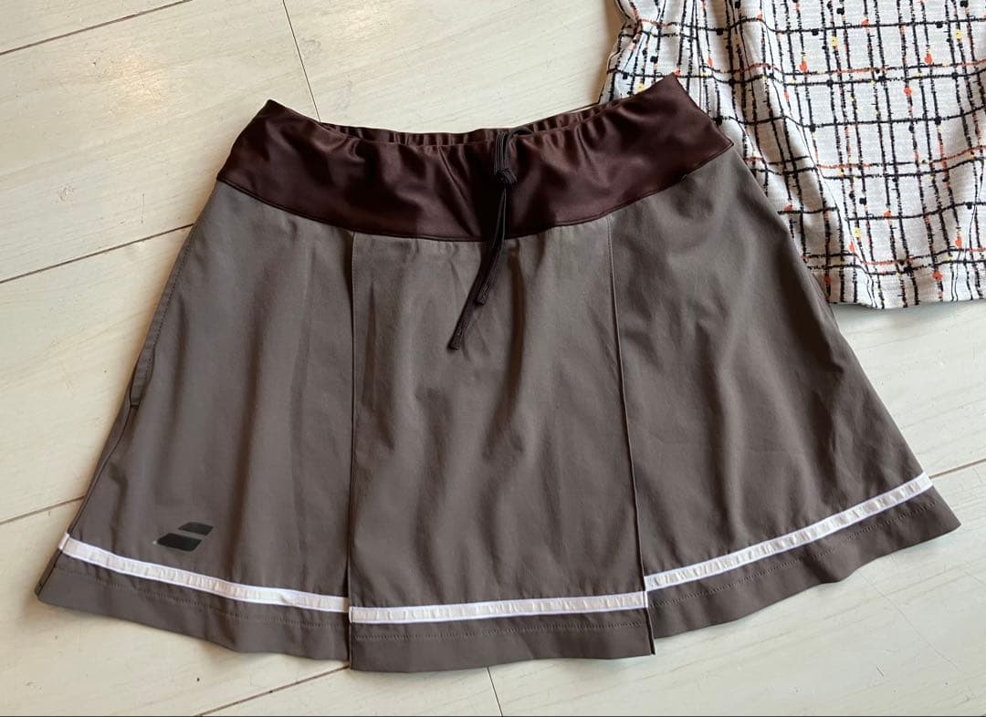 Babolatバボラ＊モカのボックスプリーツスコートとベージュチェック柄トップス