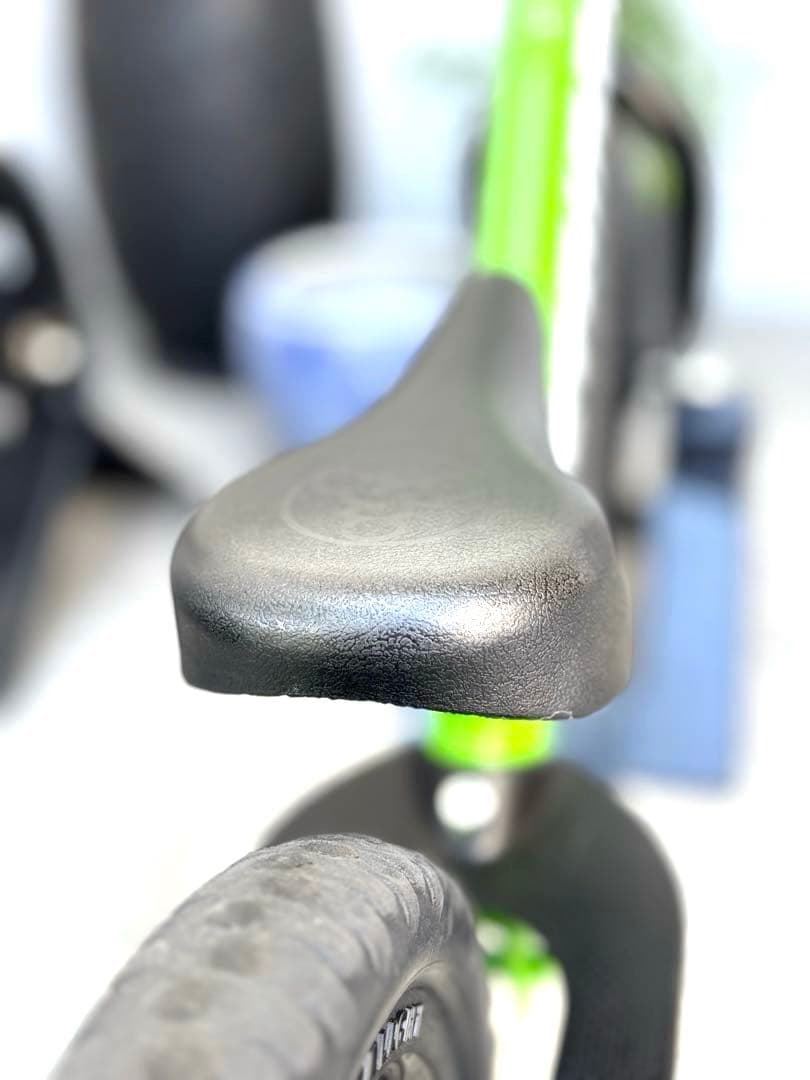 ♦︎2台セット販売♦︎ ストライダー12スポーツ グリーンとブラック ♦︎車輪立て付き