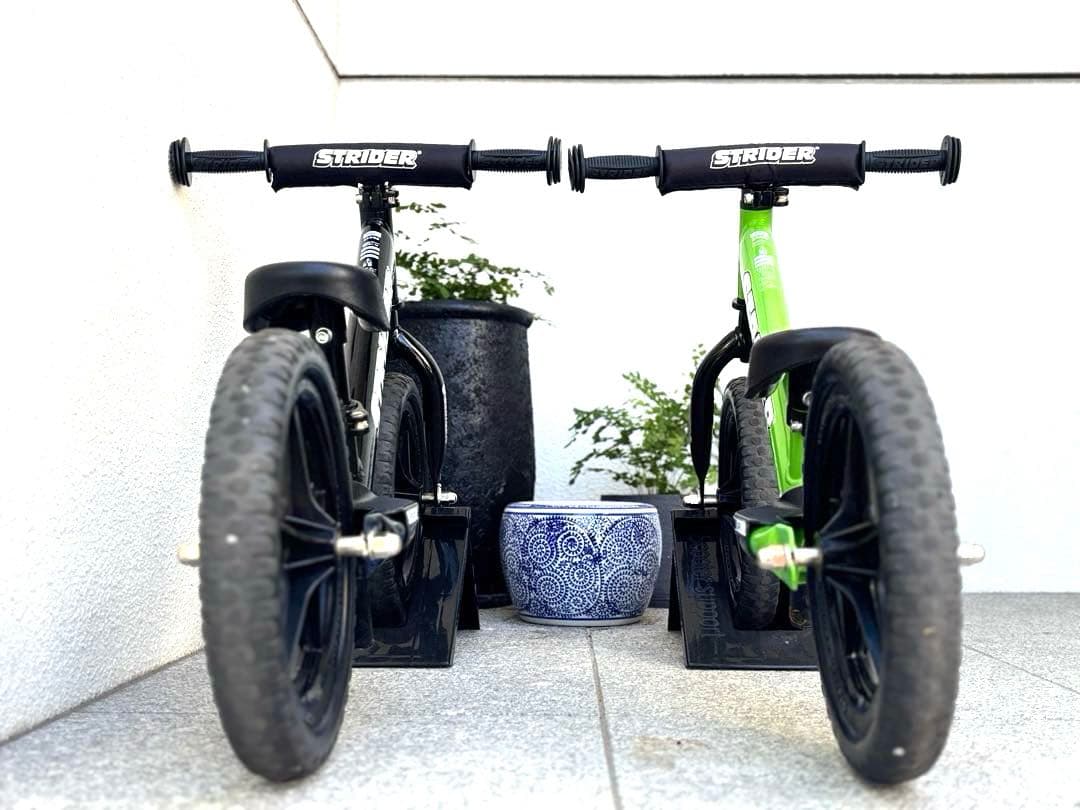 ♦︎2台セット販売♦︎ ストライダー12スポーツ グリーンとブラック ♦︎車輪立て付き