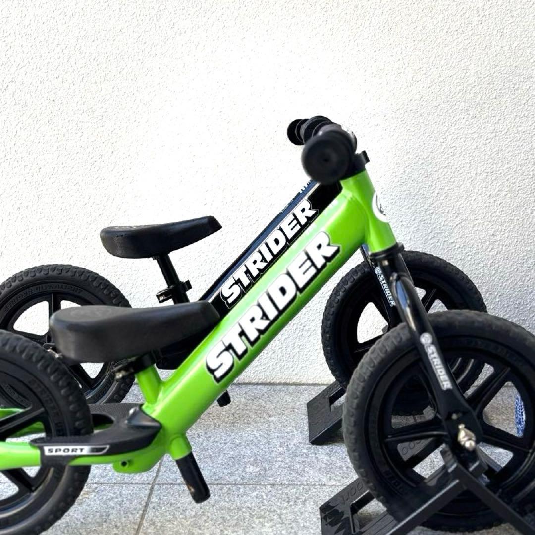 ♦︎2台セット販売♦︎ ストライダー12スポーツ グリーンとブラック ♦︎車輪立て付き